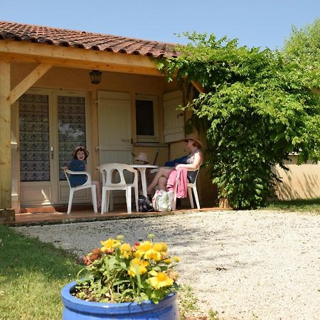 Village de Gîtes Le Châtenet Thonac Extérieur photo