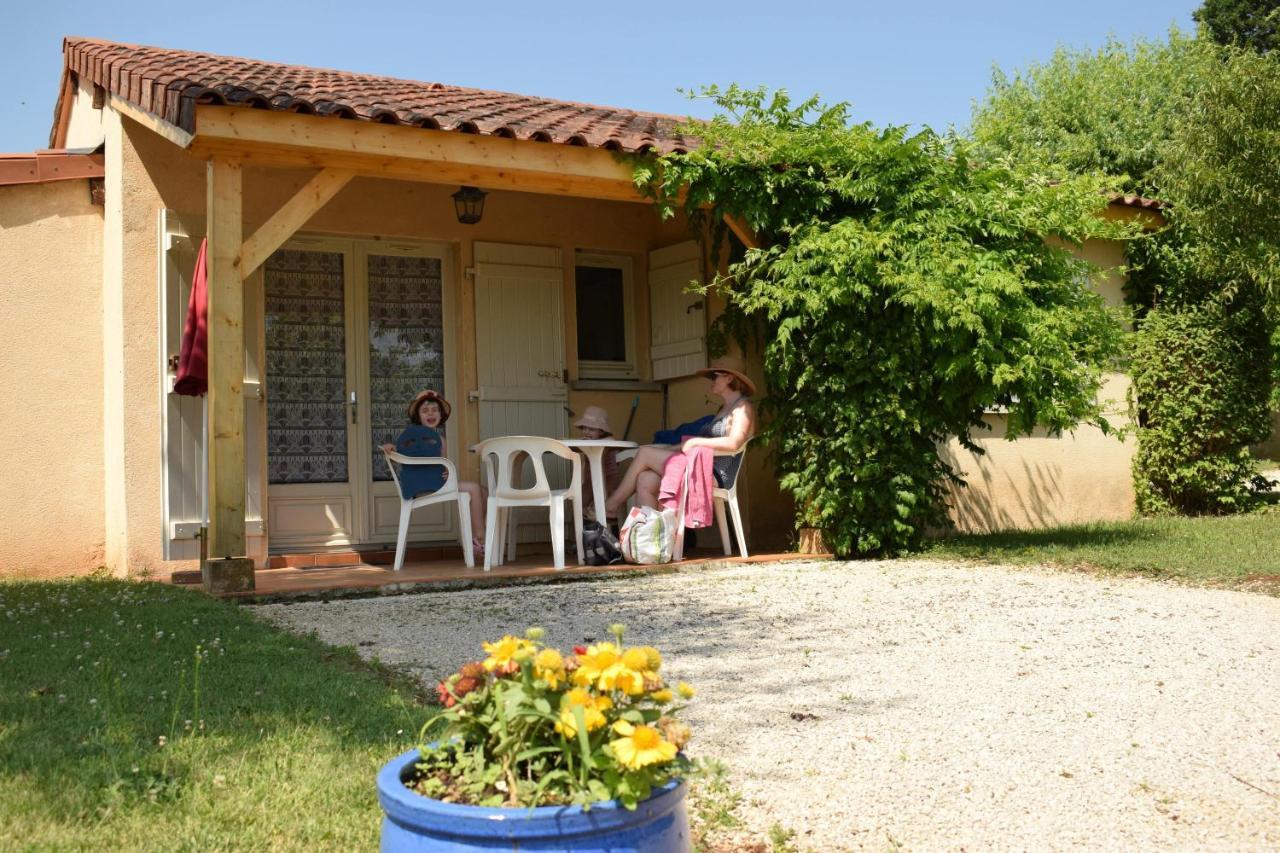 Village de Gîtes Le Châtenet Thonac Extérieur photo