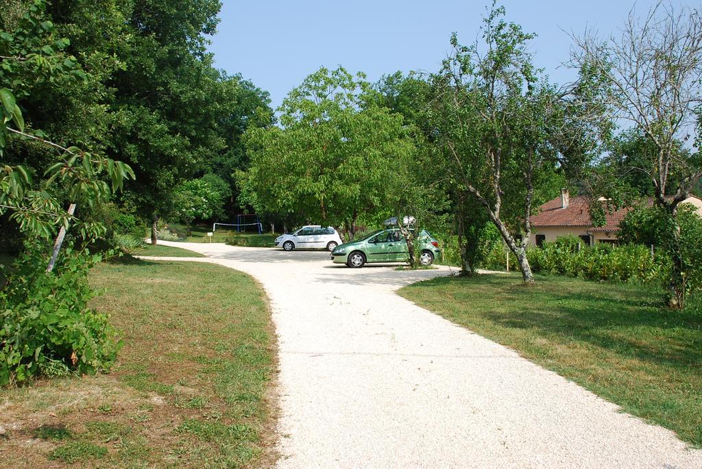 Village de Gîtes Le Châtenet Thonac Extérieur photo