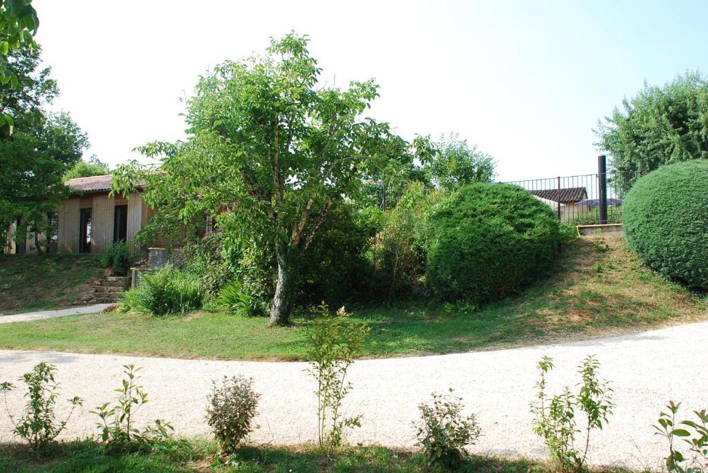 Village de Gîtes Le Châtenet Thonac Extérieur photo