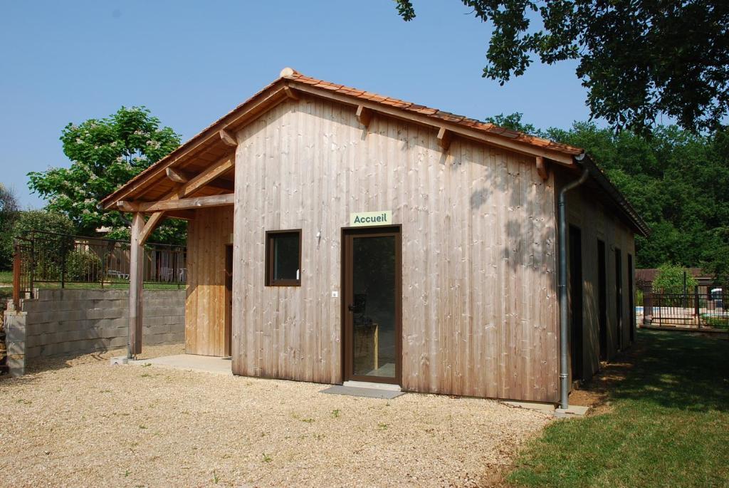 Village de Gîtes Le Châtenet Thonac Extérieur photo
